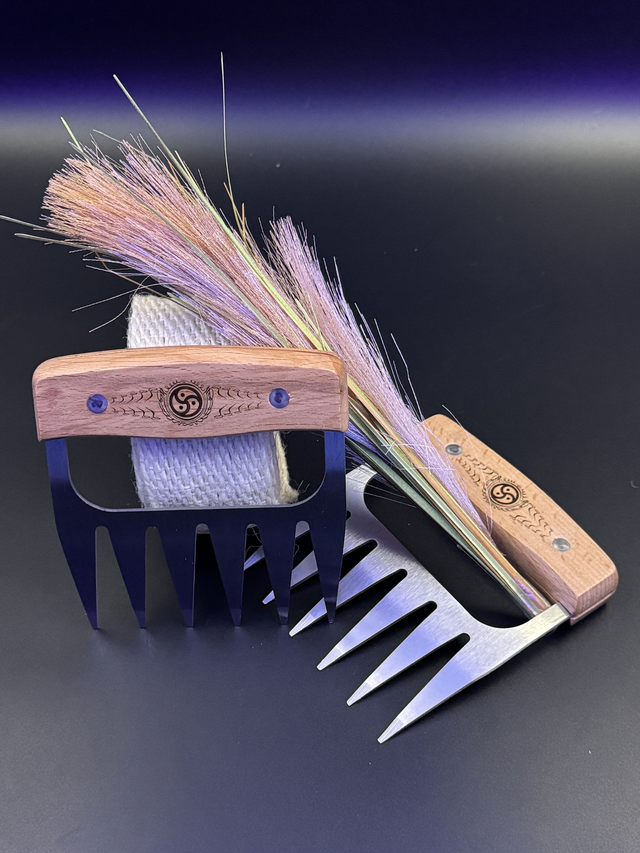 Berenklauw van RVS met greep van beukenhout, inclusief BDSM-symbool 1 stuks