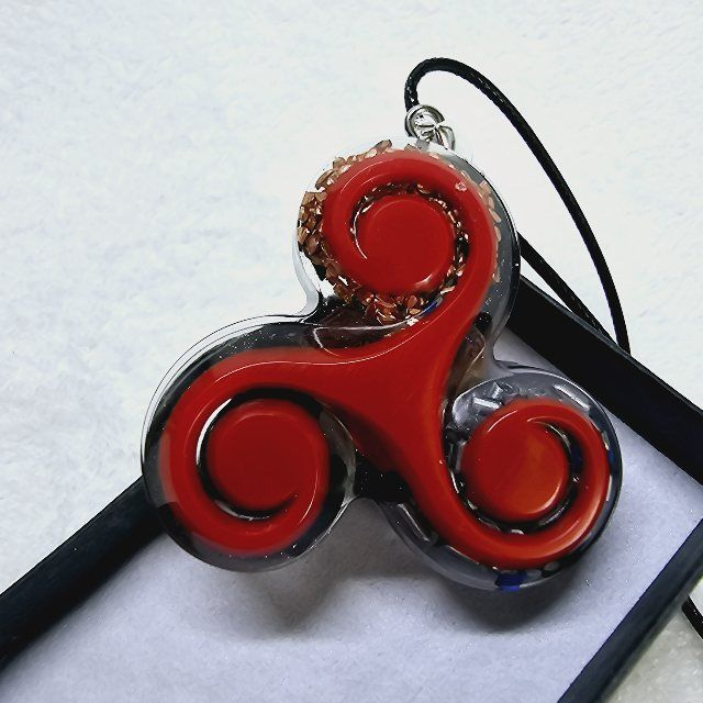 Pendentif orgonite Artpim triskèle rouge