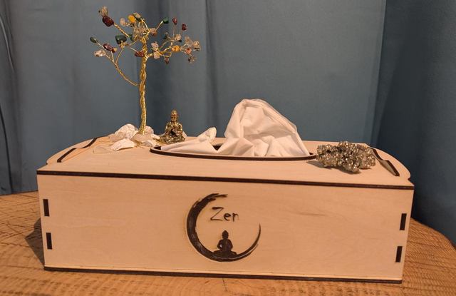 Boîte à mouchoirs Zen, Amas de Pyrite, Boudha priant sous un arbre éternel entouré de Howlite et Quartz 