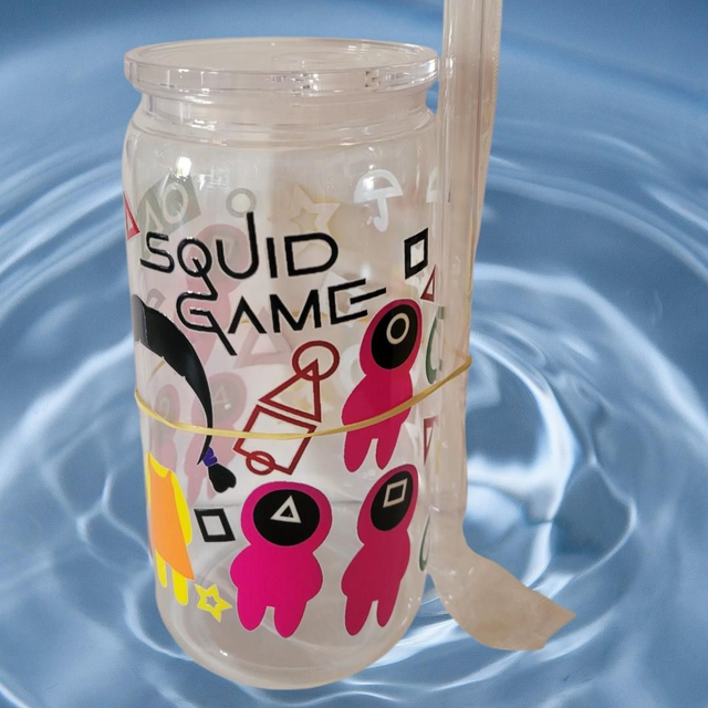 Gourde avec paille en plastique squid game 