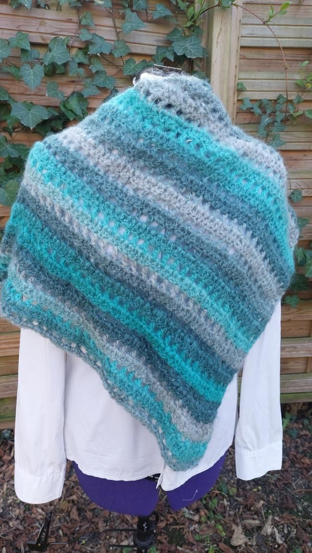 Châle rayé bleu vert et gris