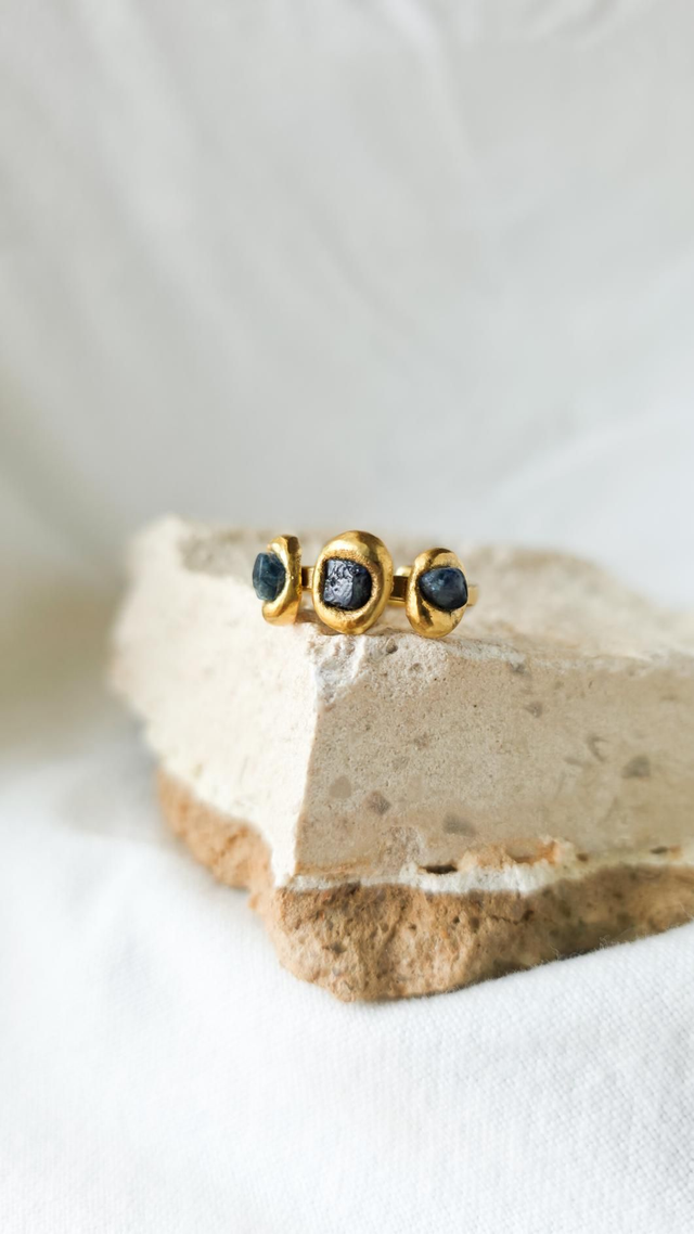 Anel Três Safiras Azuis em Bruto