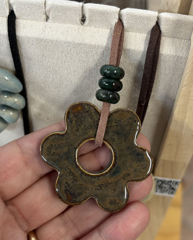 Collana con ciondolo a fiore