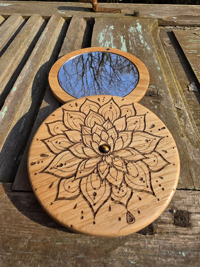 Miroir en Bois de Chêne & Œil de Tigre – Élégance et Protection