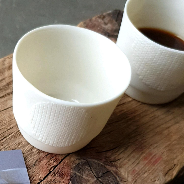 Espressobecher mit Kreisrelief, Porzellan