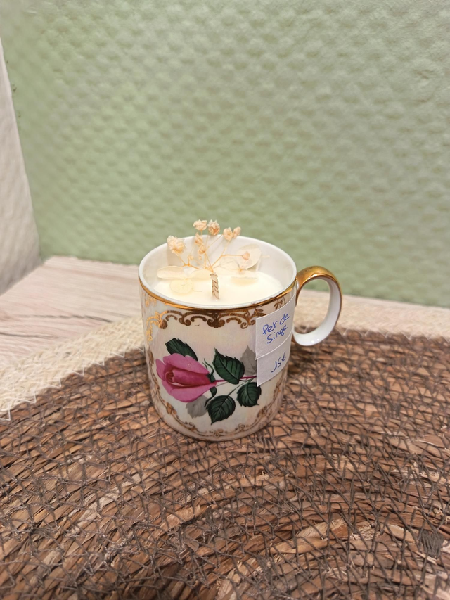 Petite tasse motif rose "pet de singe"