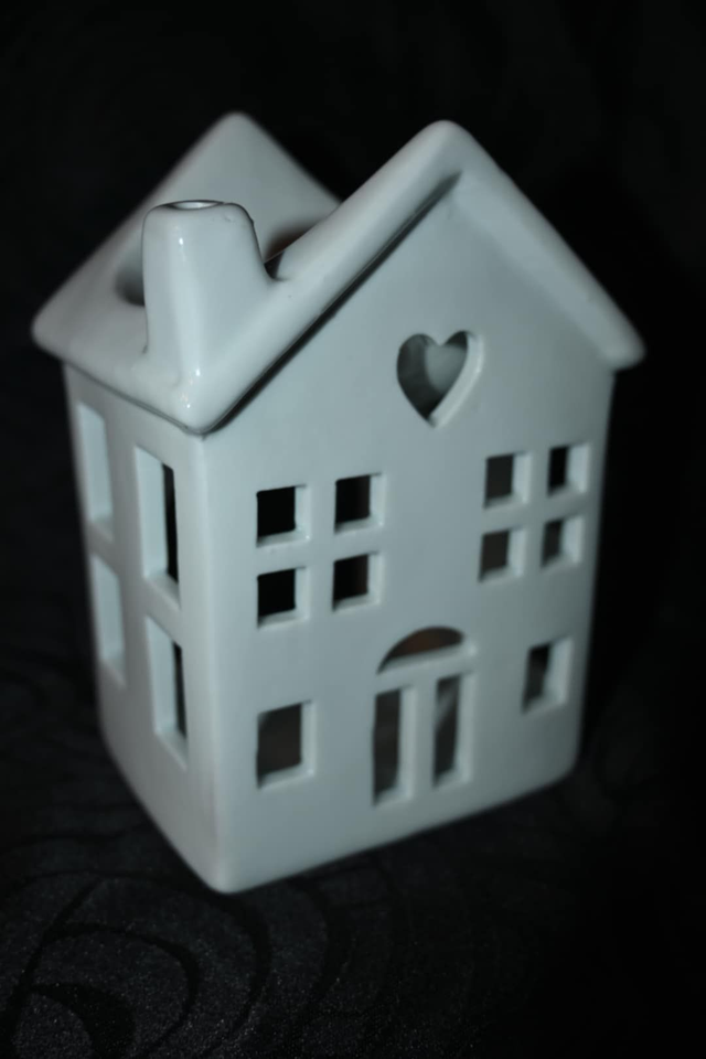 Maison de Noël avec Fenêtre – Décoration Festive et Ambiance Cosy