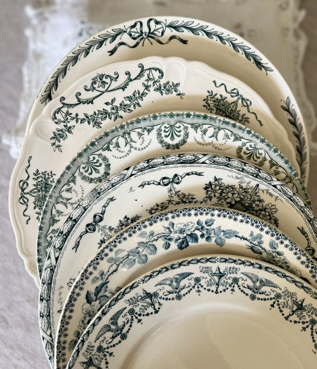 CHOISEUL - Suite de 6 assiettes plates dépareillées - Terre de Fer