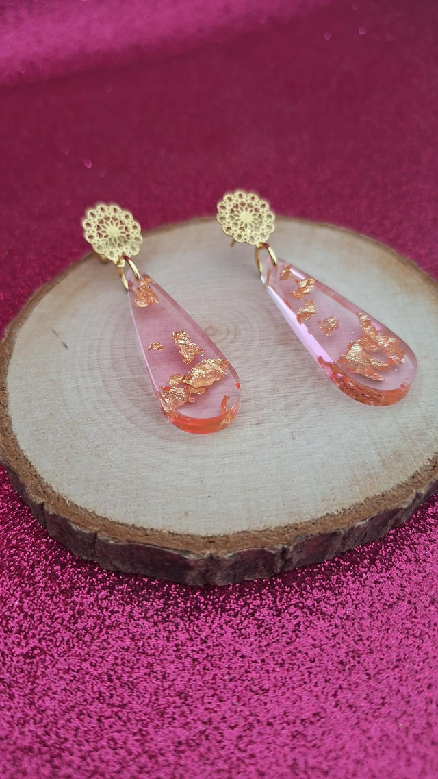 Boucles d&#039;oreilles gouttes rose transparent et feuilles d&#039;or 