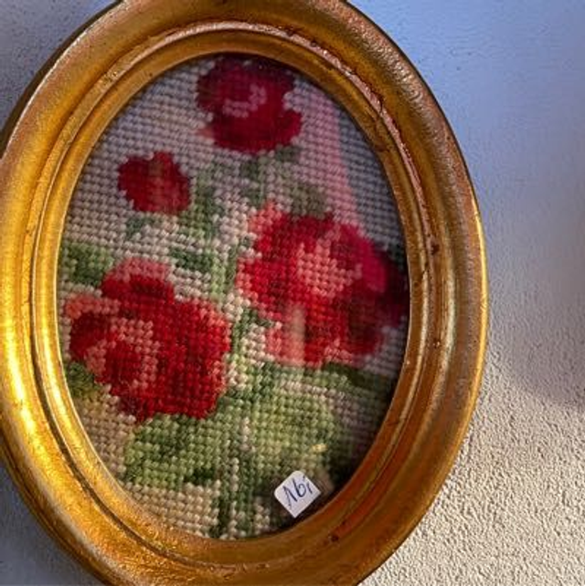  Rosen Stickerei mit goldenem Holzrahmen