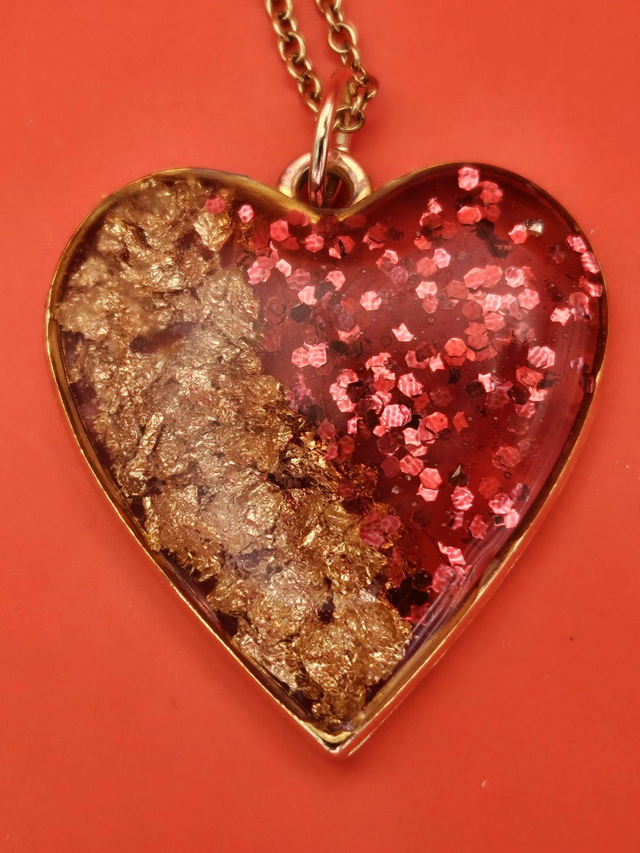Pendentif en résine - Coeur doré et rouge