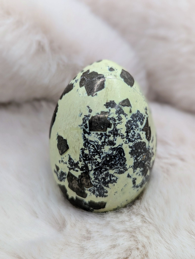 Œuf en Serpentine avec Cristaux de Pyrite – 177g