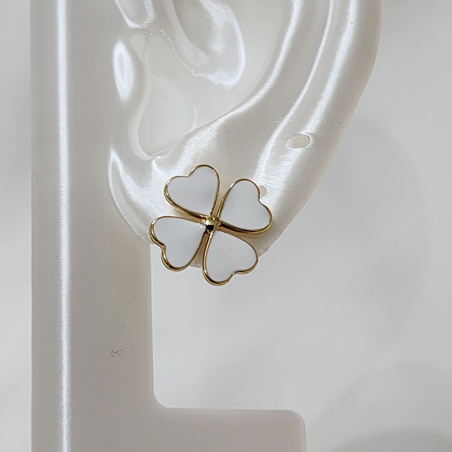 Brinco Trevo resina Branco - Ouro