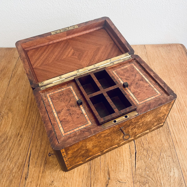 Magnifique boite d'époque Napoleon III en ronce de noyer