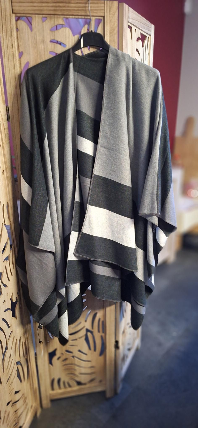 poncho gris foncé