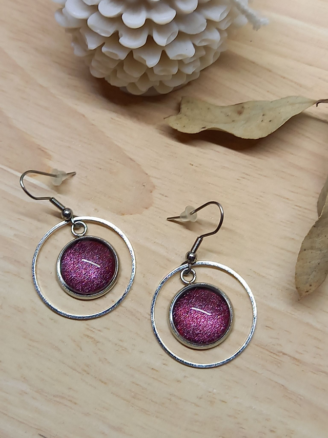 Boucles d&#039;oreilles Cabochon &quot;Paillettes&quot; -  violet irisé / argenté / cercle