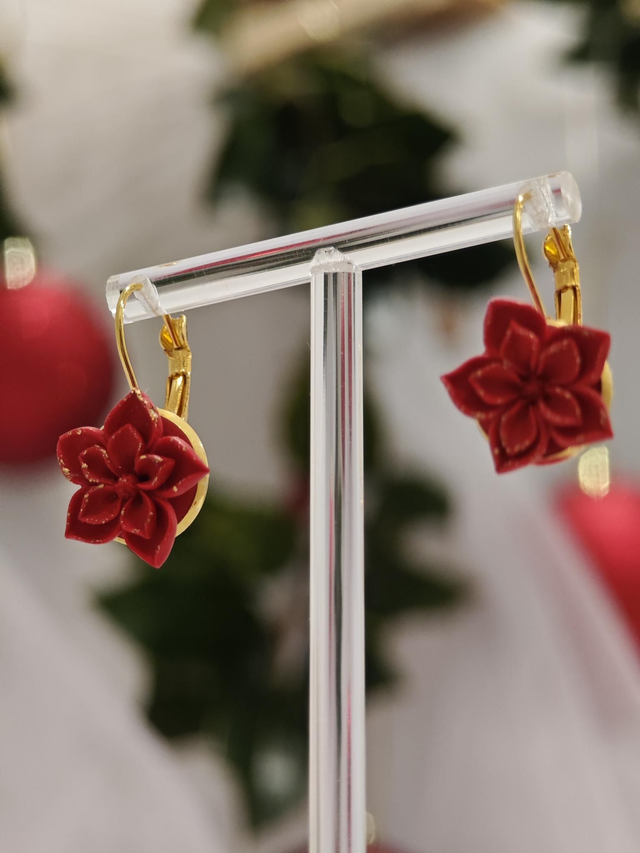 Viseči uhani v obliki rdeče rože na pozlačeni osnovi