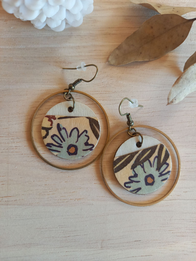 Boucles d&#039;oreilles Bois - disque bois et papier décoratif printemps - fleurs diverses- bleu - montures bronze