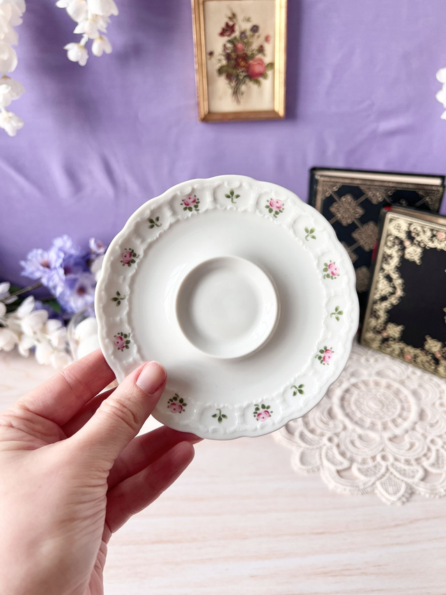 💜 Sous tasse - en porcelaine "roses et reliefs"