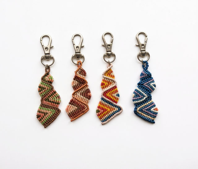 Porte-clé arc-en-ciel micro-macramé