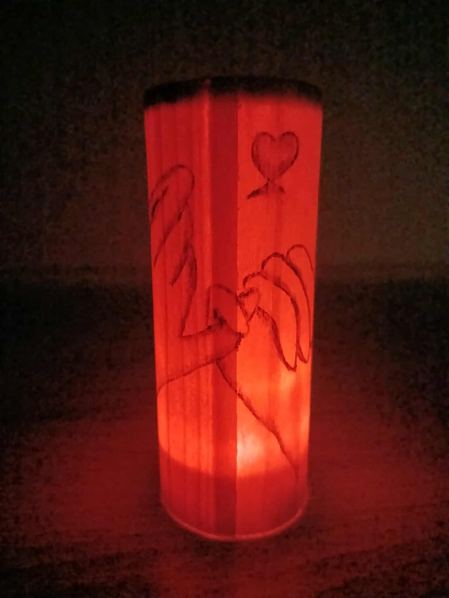 Luciole en bois – Mains enlacées pyrogravées – Placage de merisier – 10 / 15 / 20 cm