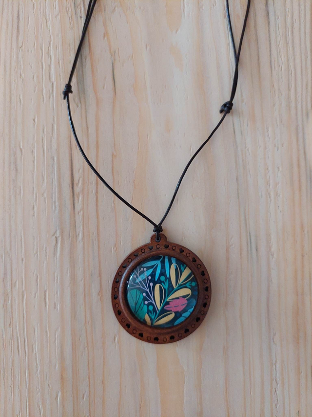 Collier cabochon et bois Feuillage tricolore