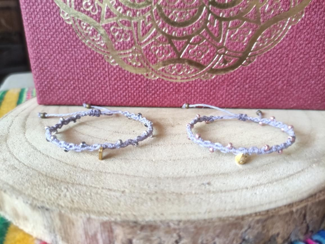Bracelet en lin violet avec coeur et perles de rocailles 