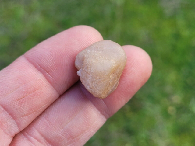 Cristal de Taafféite de 26,70ct mineral rare burma minéraux mogok gemstones