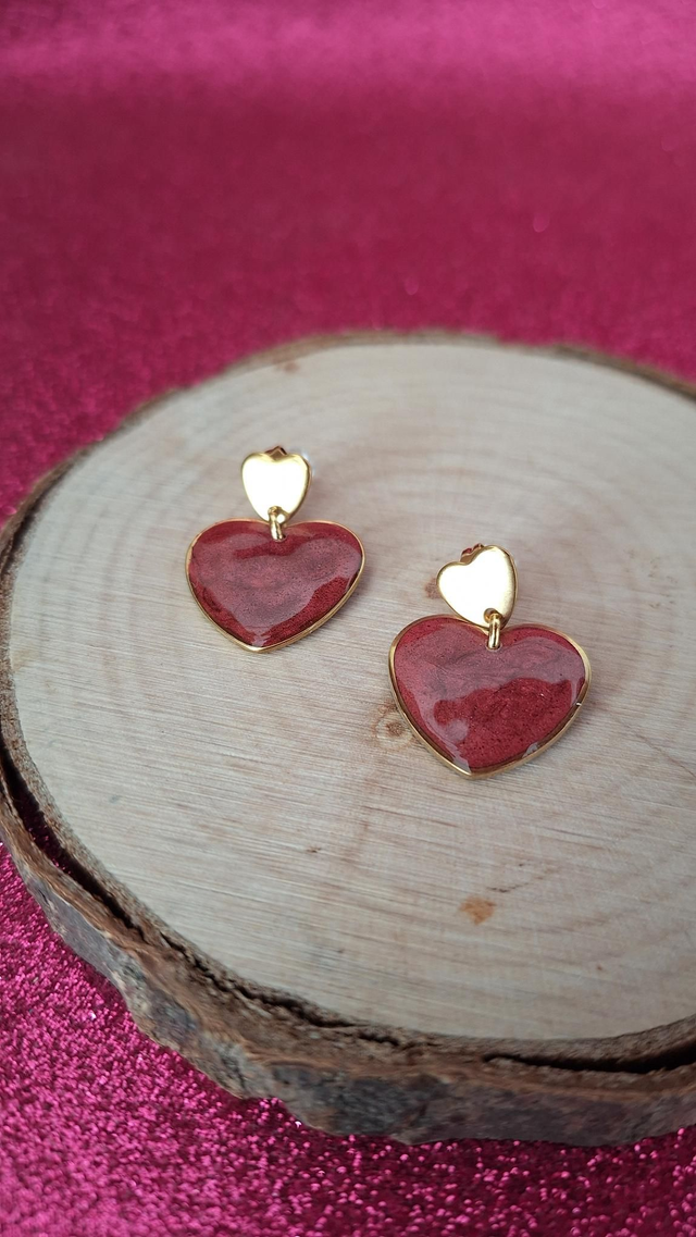 Boucles d'oreilles dorées double cœurs bordeaux 