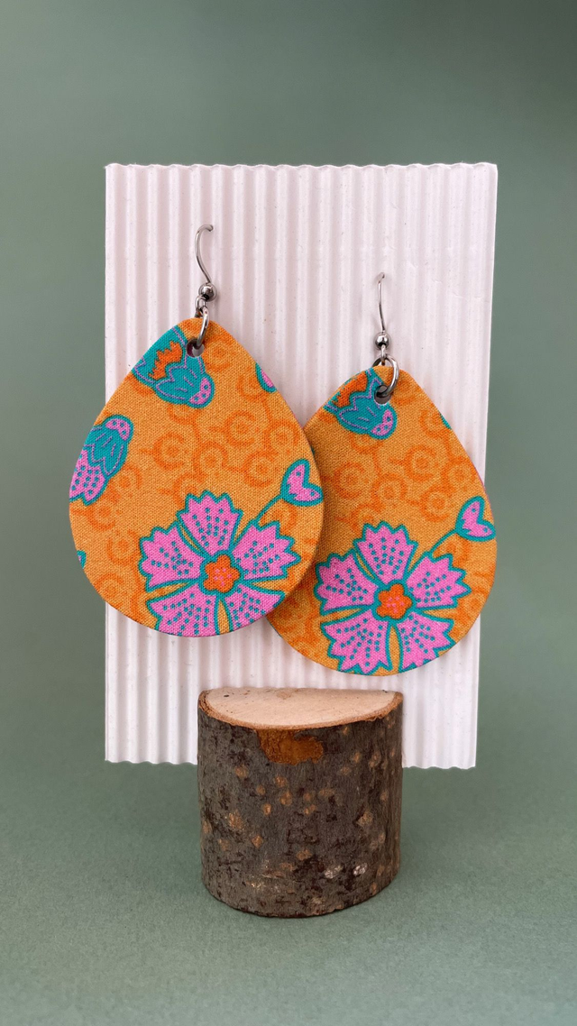 Boucles d'oreilles carton et tissu forme grandes gouttes, collection " indie mandarine " - fond orangé et motifs fleuris tons jaune, rose et turquoise