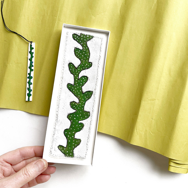 Tableau peint et brodé à motif liane verte