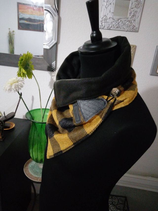 chèche carreau jaune- noir grande rayure   recto verso  en tissu et doublure polaire  cache cou pour homme		