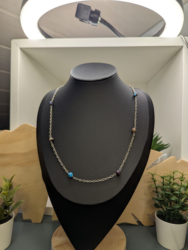 Collier mi-long avec une chaine fine en argent et des perles naturelles de jaspe de sédiment de mer. 