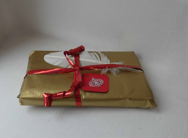 étiquettes cadeaux carrées rouges boules et sapins