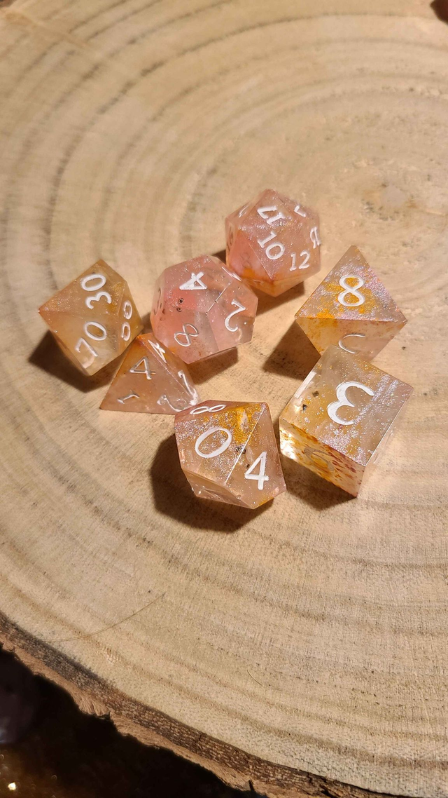 Set de 7 dés - rose orangé phosphorescent - B grade 