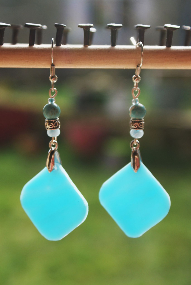 Boucles d&#039;oreilles en verre bleu. 