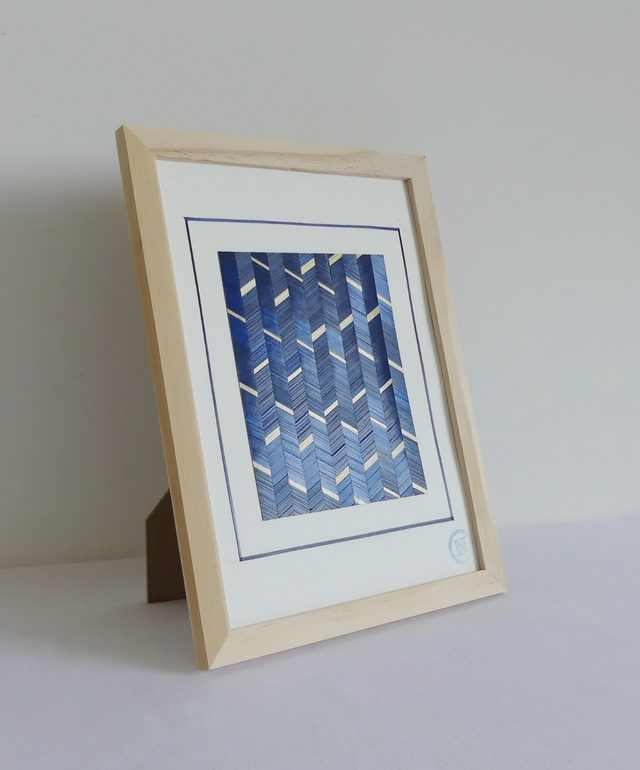 🔹 Chevrons bleus et blancs décalés