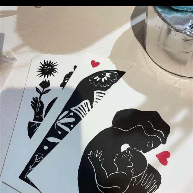 Carte postale linogravure rouge et noir - Suzie 