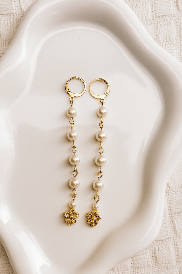 Orecchini con perle majorca e fiore in argento placcato oro 24k