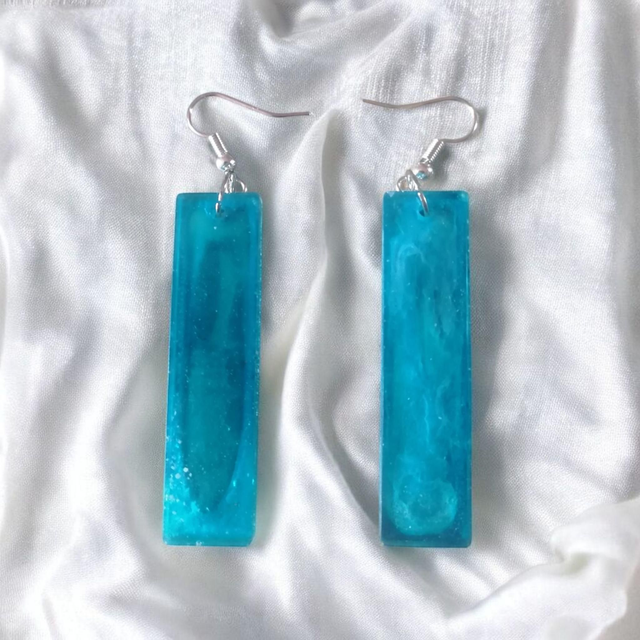 Boucles d&#039;oreilles artisanales en résine uv, hypoallergénique fait main en France 