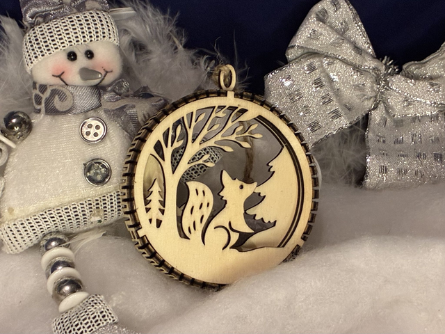 Boules de Noël en bois blanc multicouche – Scènes hivernales (10 modèles au choix)