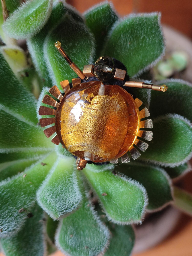 Z- Bourdon broche en perles de verre, fait à la main en pièce unique 