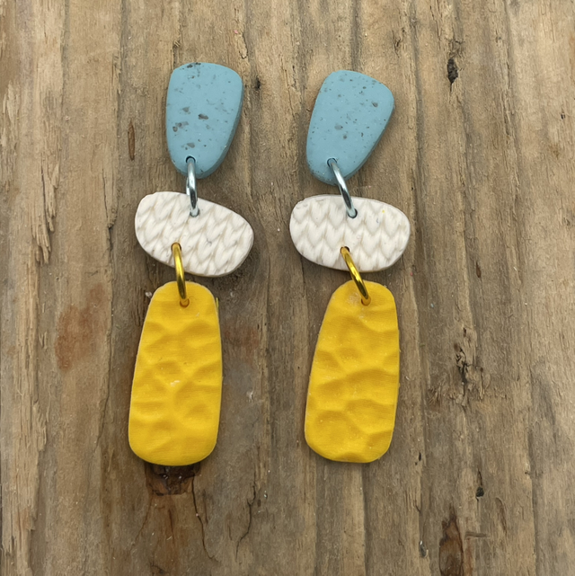 Blue, white & yellow pebbles