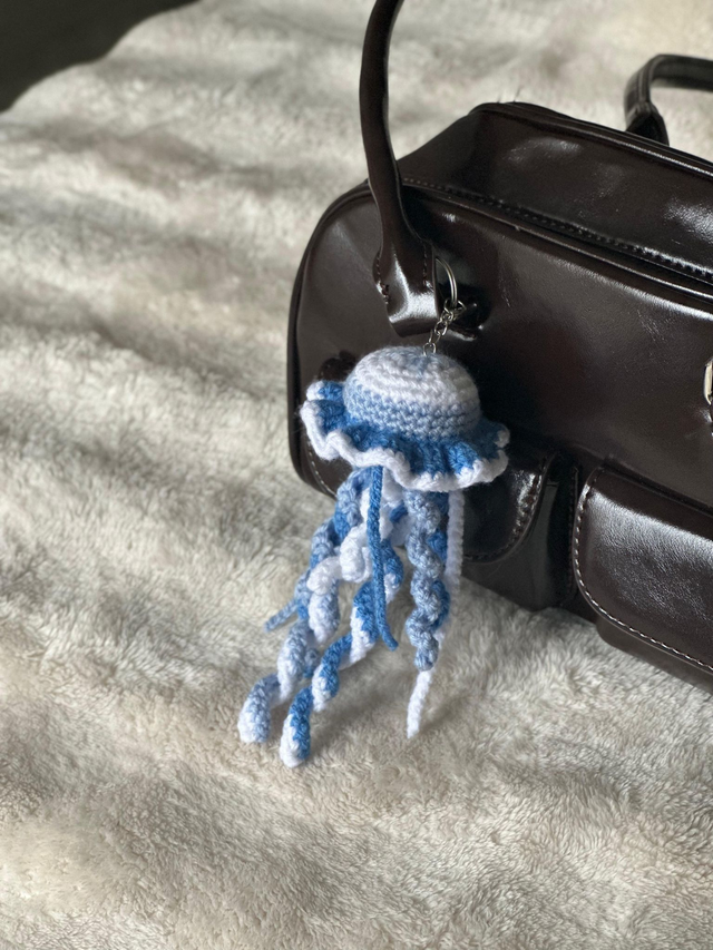 Bijou de sac Méduse bleu au crochet