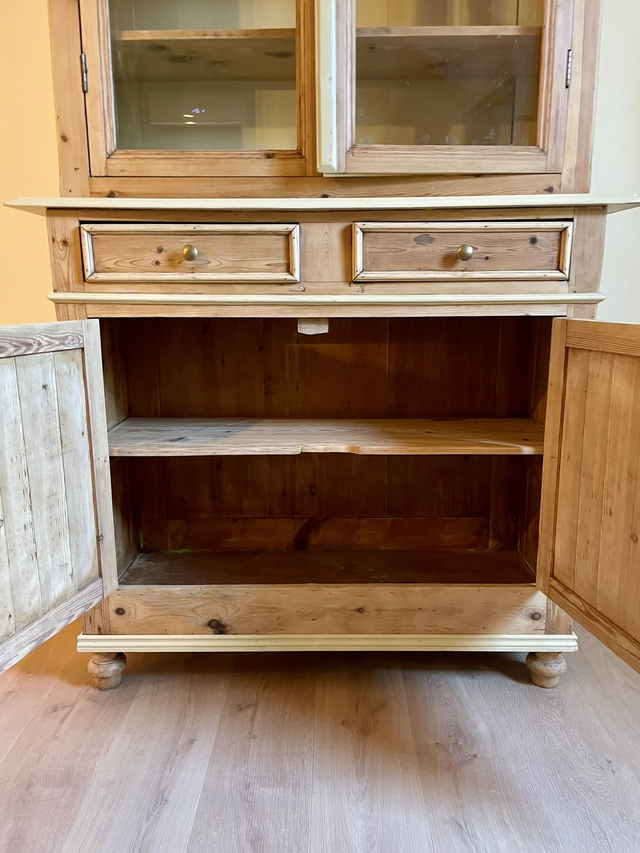 Vaisselier ou vitrine bibliothèque