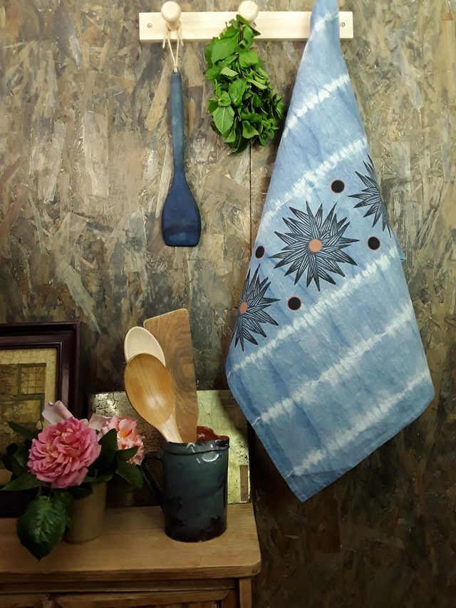 Essuie-main en lin teinté à l'indigo façon shibori 