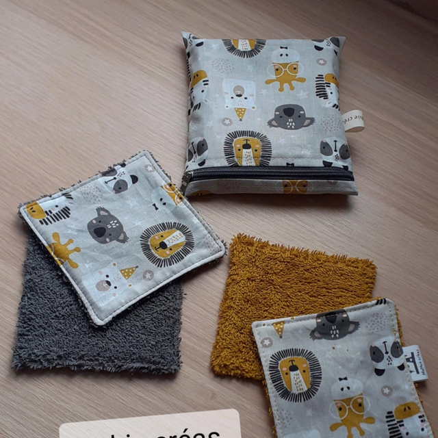 Trousse + 5 lingettes lion