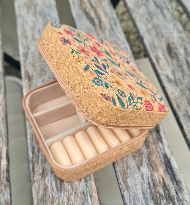 Petite boîte à bijoux de voyage fourré de tissu en liège naturel et imprimé fleurs carré 