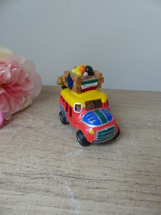 Petit bus équatorien en platre - Véhicule Folklorique peint main - Souvenir artisanal coloré avec passagers et marchandises, cadeau déco