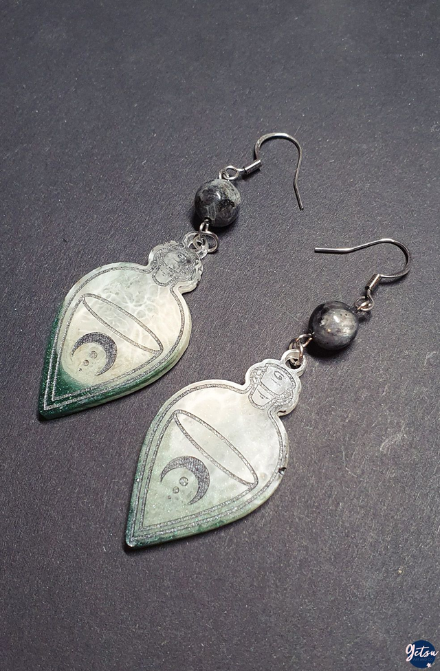 Boucles d&#039;oreilles en résine et labradorite noire
